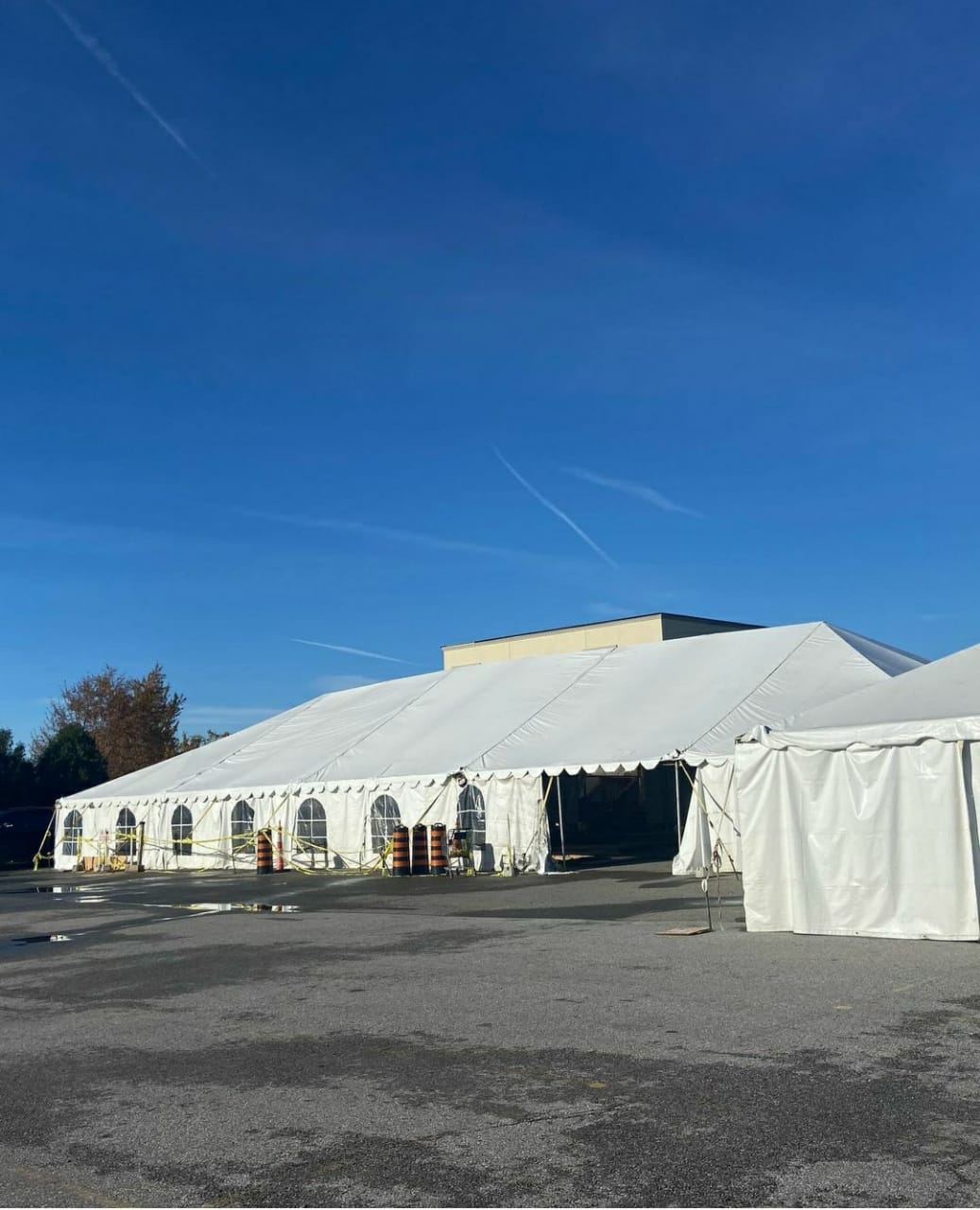 17b54d_4cc9fbf3eef2468b9d187b9151ff2ee8mv2.jpg 9m x 15mPole Tent - Image 1